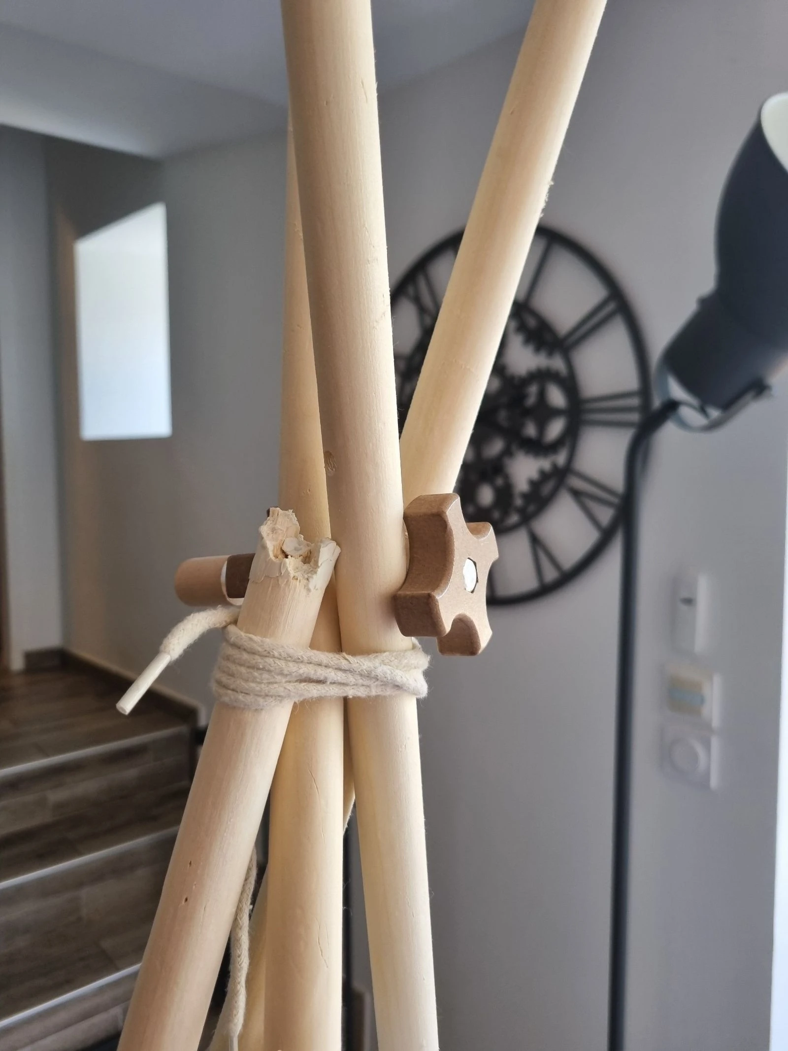 Tipi infantil gris con guirnalda - Para restaurar – photo 4